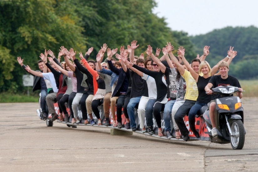 Ingeniosa técnica de un simple fontanero: el británico diseñó un inodoro de alta velocidad sobre ruedas