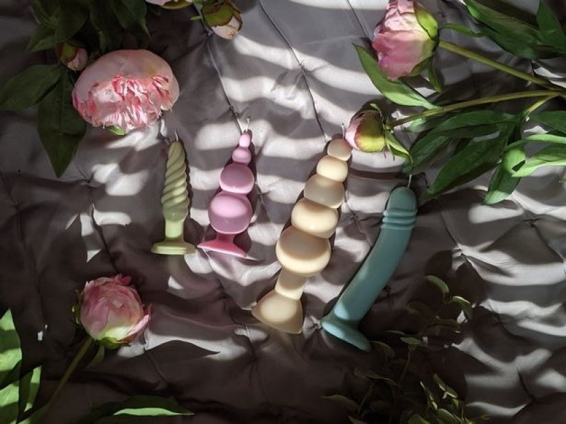 Inicio femenino en la cocina: mujer británica desempleada hace velas indecentes Inicio femenino en la cocina: mujer británica desempleada hace velas indecentes