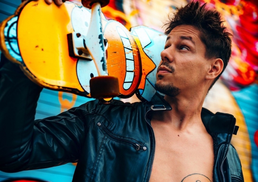 ¡Inscríbete! El influencer estableció un récord mundial al aplicar 225 autógrafos de tatuajes en su espalda ¡Inscríbete! El influencer estableció un récord mundial al aplicar 225 autógrafos de tatuajes en su espalda