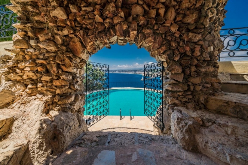 Inside the luxurious mansion of Sean Connery in the French Riviera, at a price of 2.5 billion