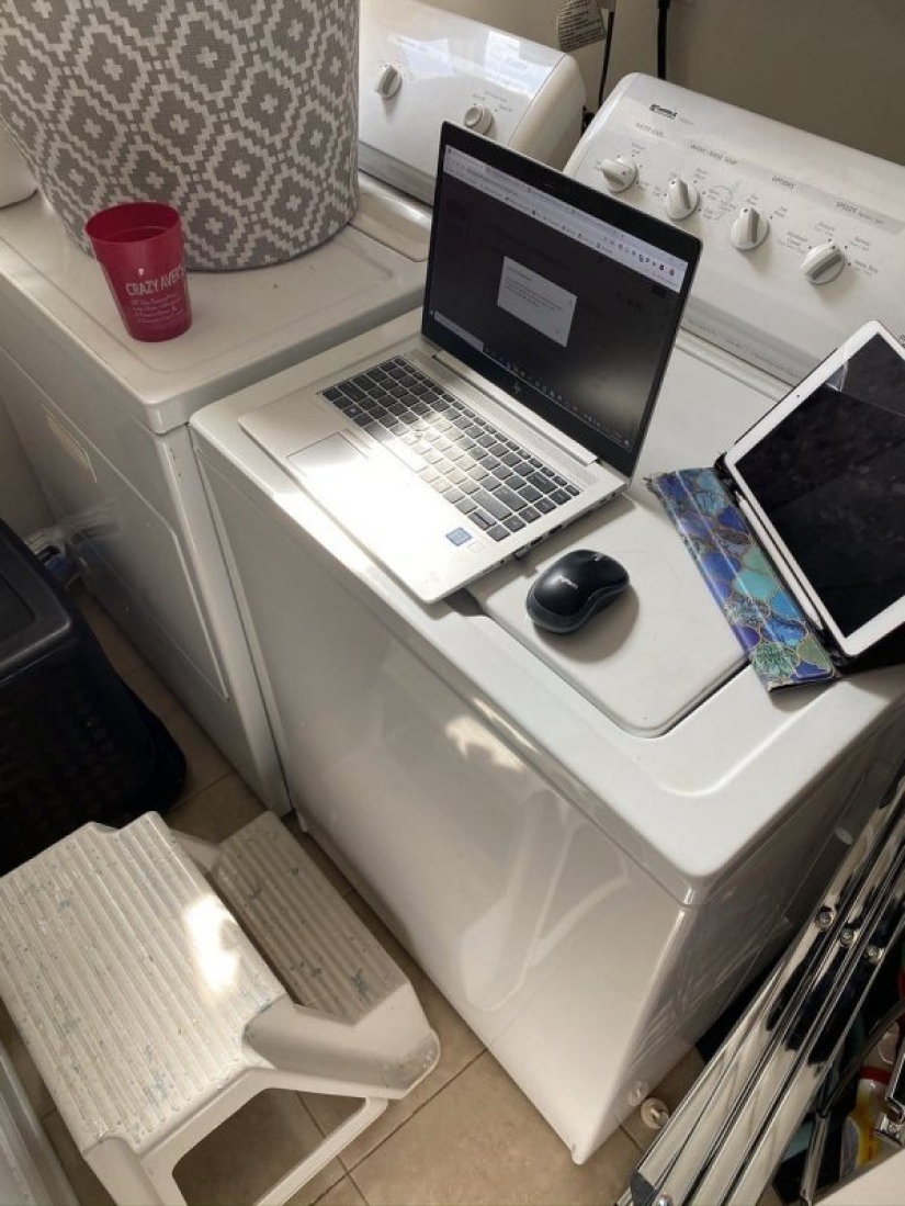 Is: people showed how they have to work from home in quarantine