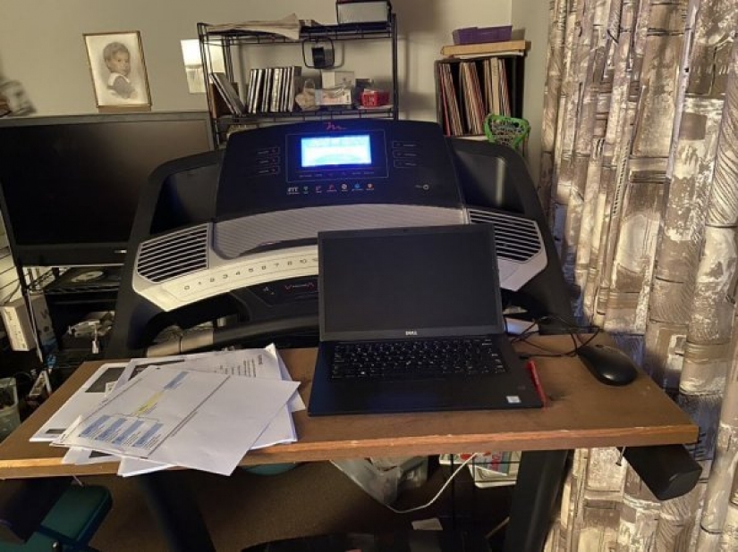 Is: people showed how they have to work from home in quarantine