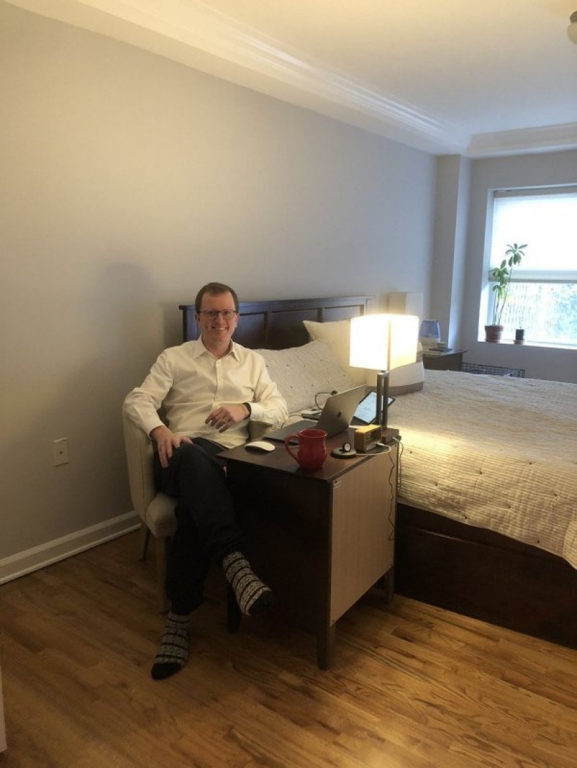 Is: people showed how they have to work from home in quarantine