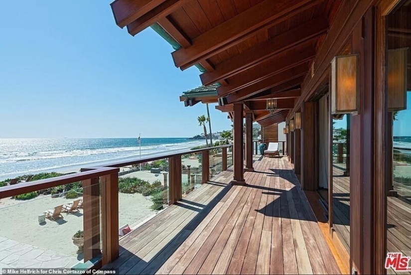 James Bond eco-house in Malibu put up for sale for $ 100 million