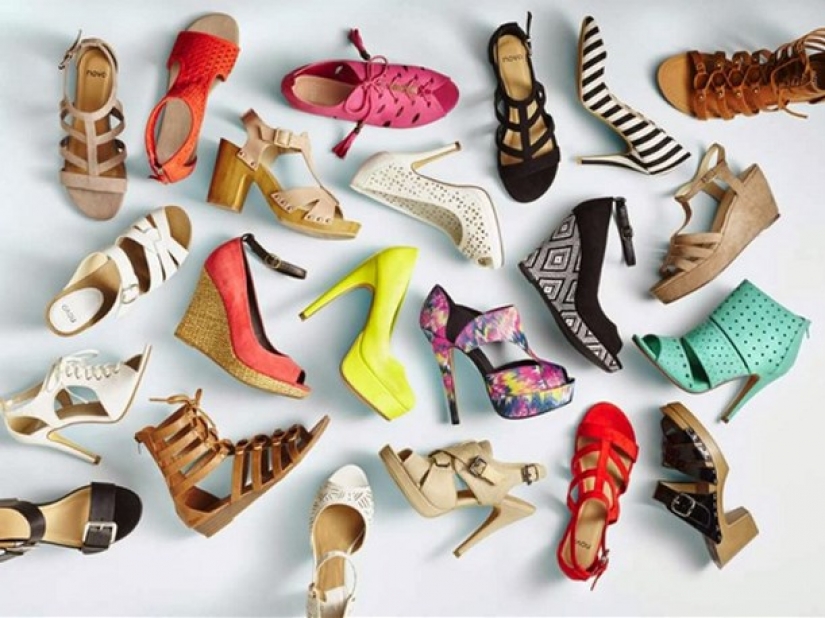 Japanese abducted old fetishist women shoes and left instead of the new