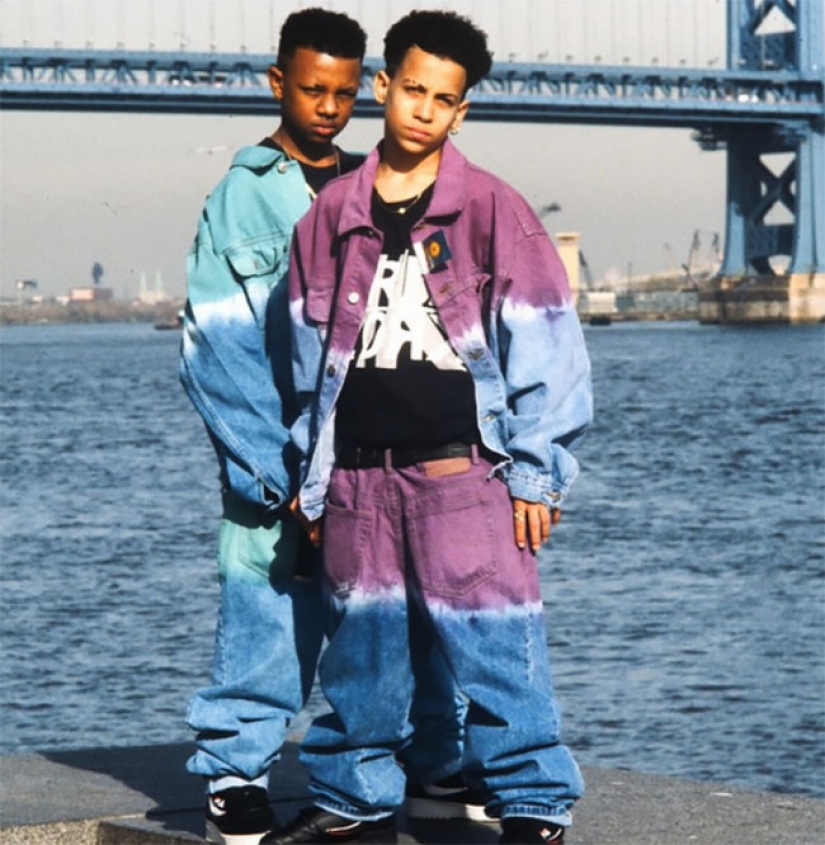 Jeans with wide legs: a strange fashion trend from the 90s, which is coming back again