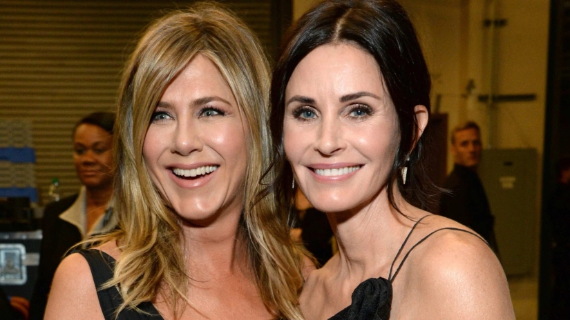 Jennifer Aniston juró obscenamente e hizo un gesto obsceno mientras jugaba al billar con Courteney Cox