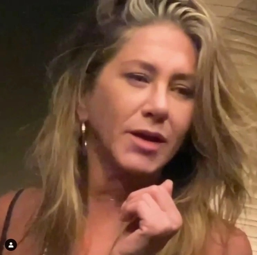 Jennifer Aniston juró obscenamente e hizo un gesto obsceno mientras jugaba al billar con Courteney Cox