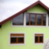 Jubilado bosnio construyó una casa giratoria para complacer a una esposa gruñona