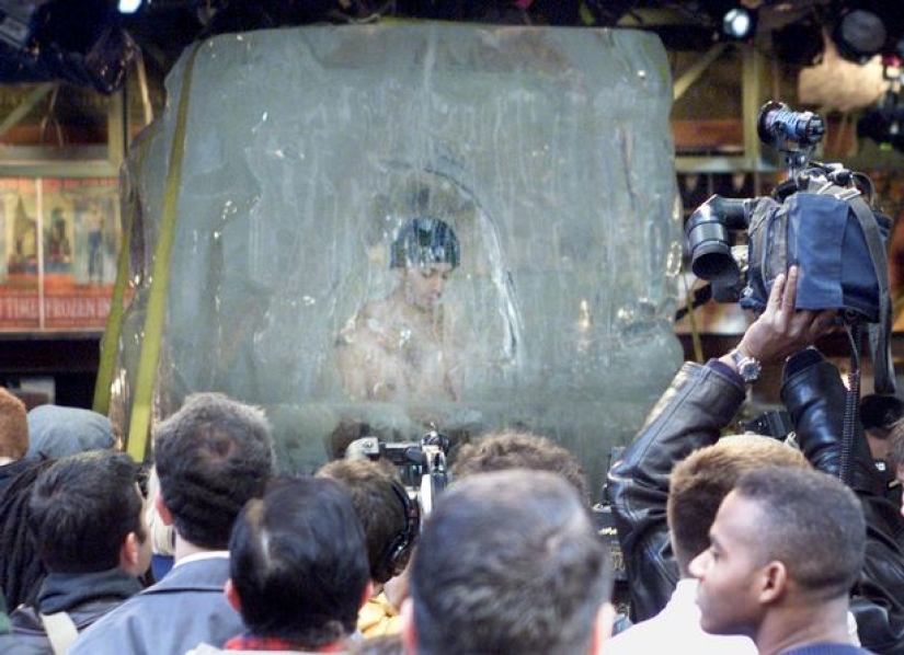 Juguetón de la pluma: el más peligroso de trucos de ilusionista David blaine Juguetón de la pluma: el más peligroso de trucos de ilusionista David blaine