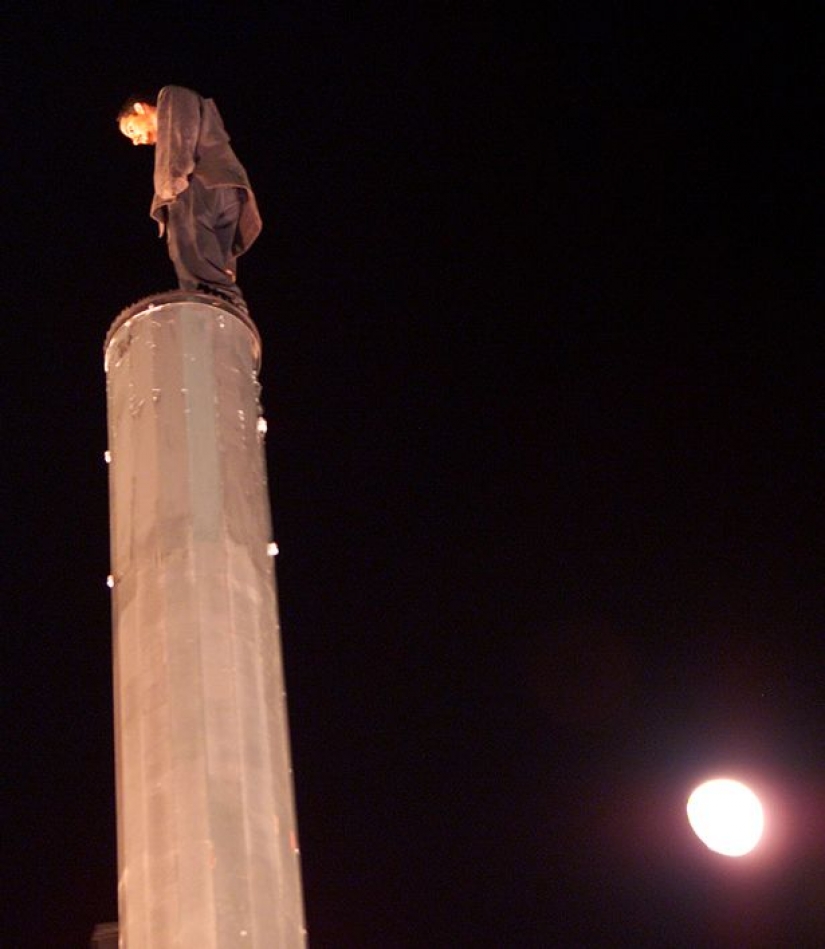 Juguetón de la pluma: el más peligroso de trucos de ilusionista David blaine Juguetón de la pluma: el más peligroso de trucos de ilusionista David blaine