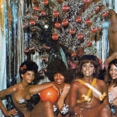 Juguetón foto bajo el árbol de Navidad de discos viejos