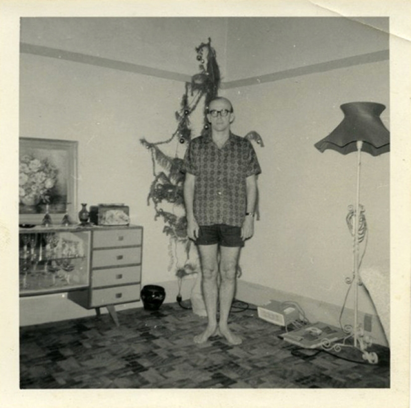 Juguetón foto bajo el árbol de Navidad de discos viejos