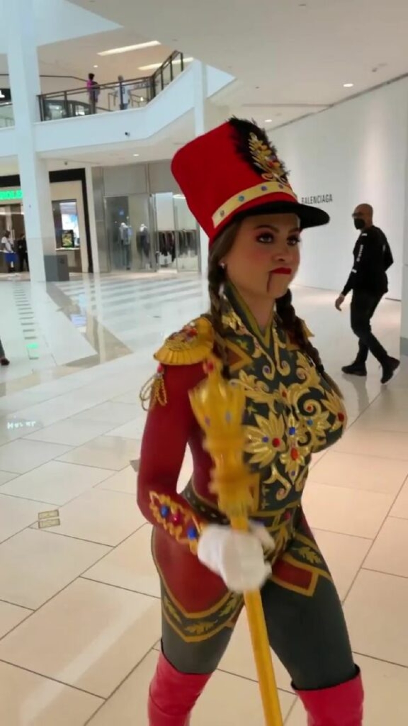 Just a Nutcracker: modelo de Playboy expulsada del centro comercial por apariencia indecente