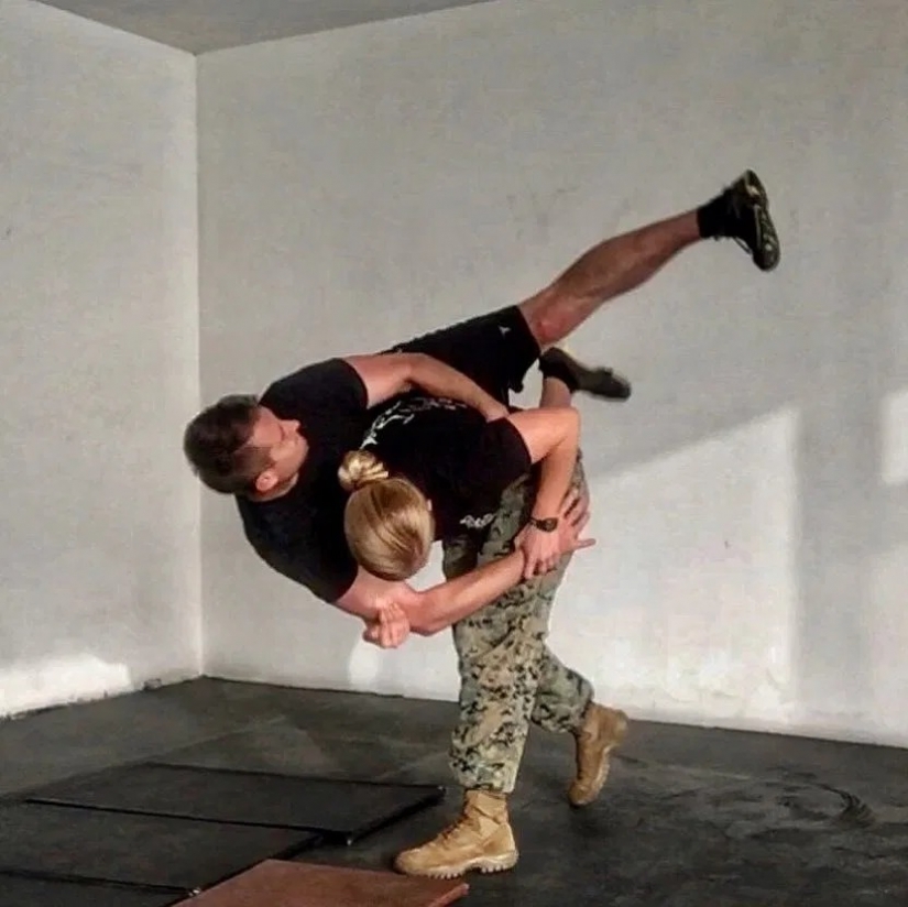 Killer beauty: combat "Barbie" can destroy the enemy with his bare hands