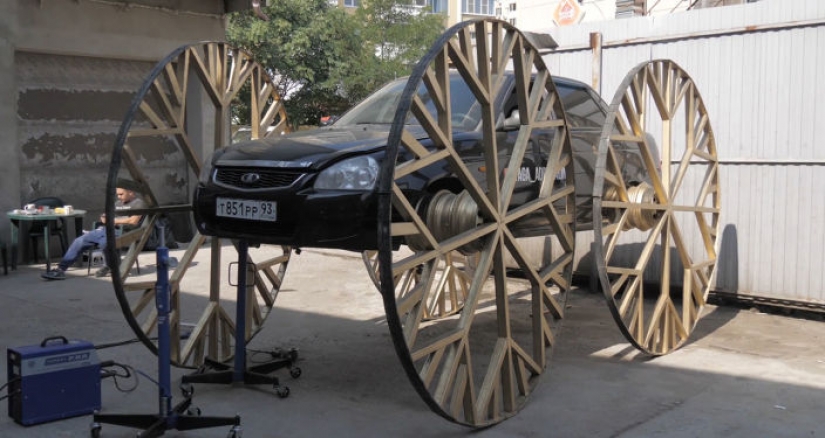 Krasnodar craftsman convierte "Trastes" ordinarios en dragones y arañas