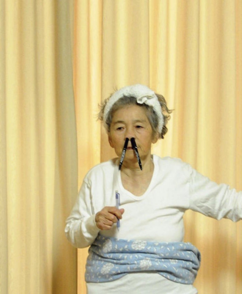 La abuela japonesa se convirtió en fotógrafa a los 72 años y ahora hace autorretratos divertidos La abuela japonesa se convirtió en fotógrafa a los 72 años y ahora hace autorretratos divertidos