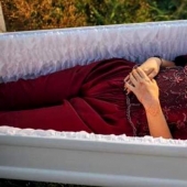 La agencia funeraria presentó una colección de ropa para los muertos