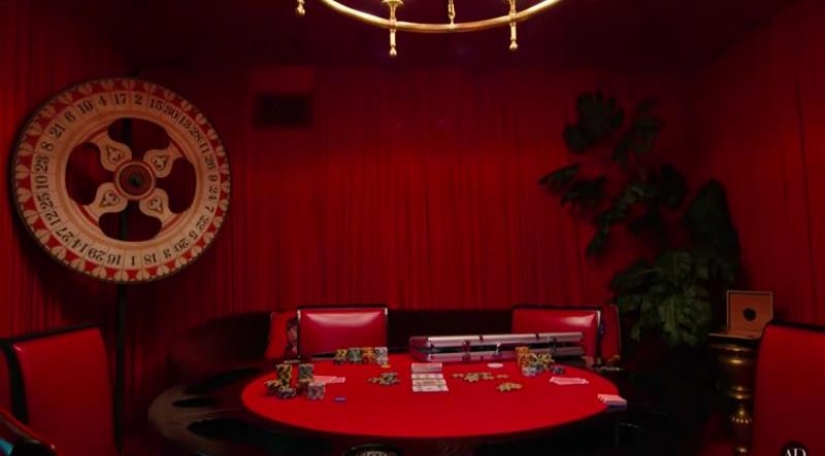 La casa que Cara Delevingne construyó: un túnel-vagina, un pozo con globos y otras locuras La casa que Cara Delevingne construyó: un túnel-vagina, un pozo con globos y otras locuras