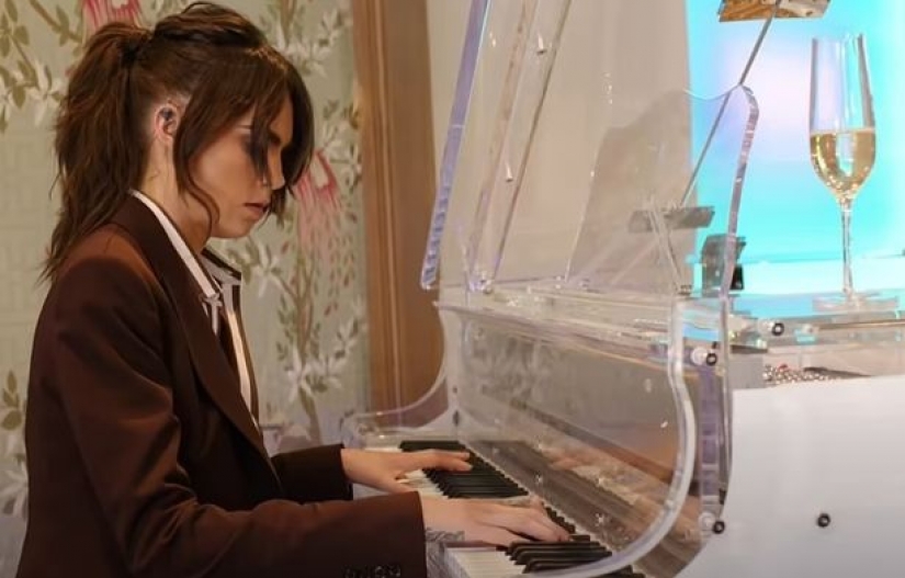 La casa que Cara Delevingne construyó: un túnel-vagina, un pozo con globos y otras locuras La casa que Cara Delevingne construyó: un túnel-vagina, un pozo con globos y otras locuras