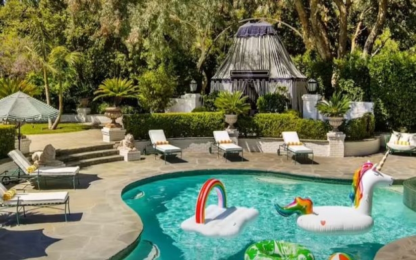 La casa que Cara Delevingne construyó: un túnel-vagina, un pozo con globos y otras locuras La casa que Cara Delevingne construyó: un túnel-vagina, un pozo con globos y otras locuras