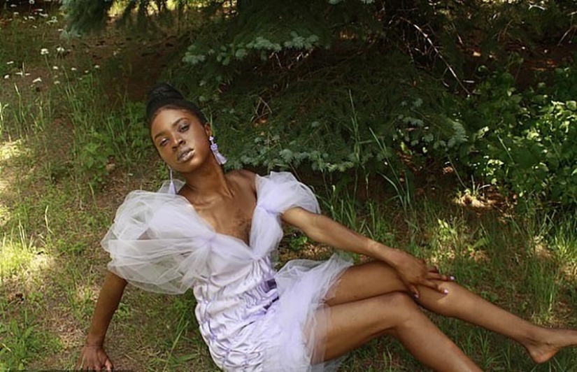 La chica con pelo en el pecho tomó a mí mismo por lo que soy y feliz La chica con pelo en el pecho tomó a mí mismo por lo que soy y feliz