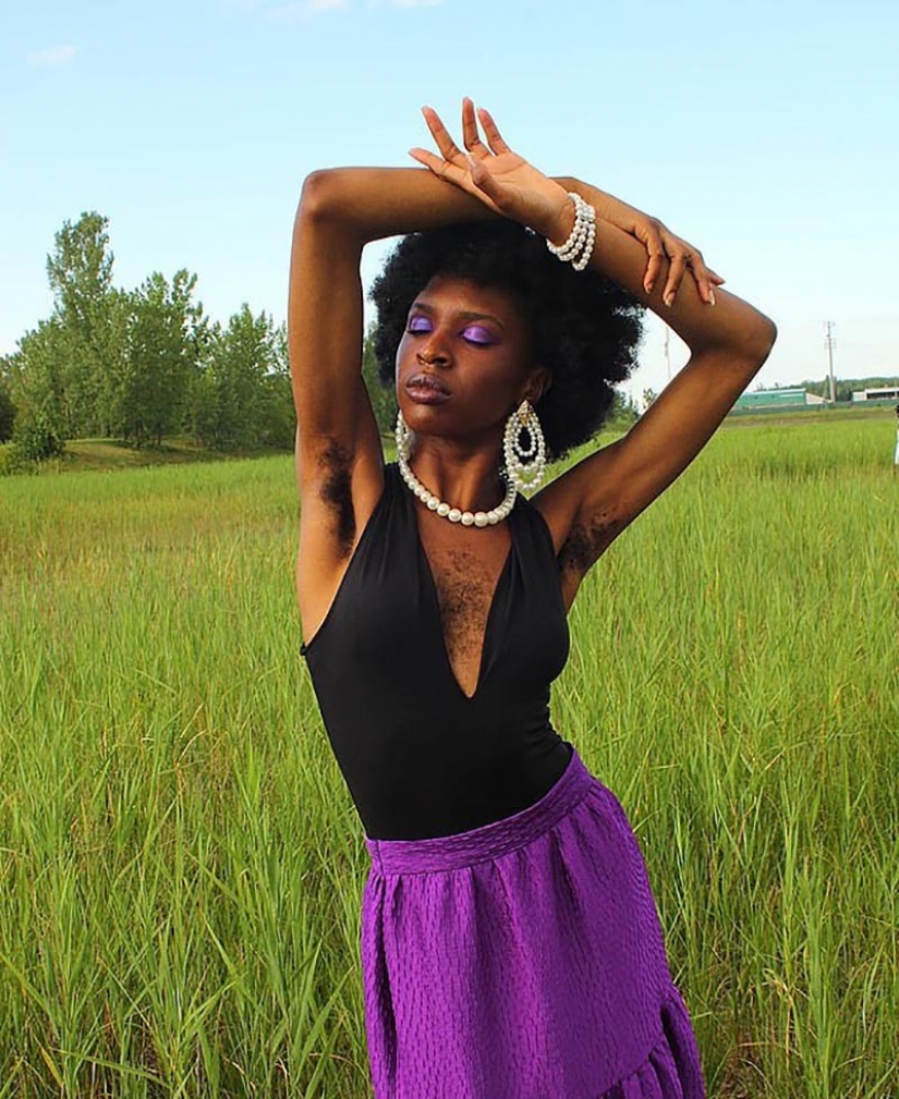 La chica con pelo en el pecho tomó a mí mismo por lo que soy y feliz La chica con pelo en el pecho tomó a mí mismo por lo que soy y feliz