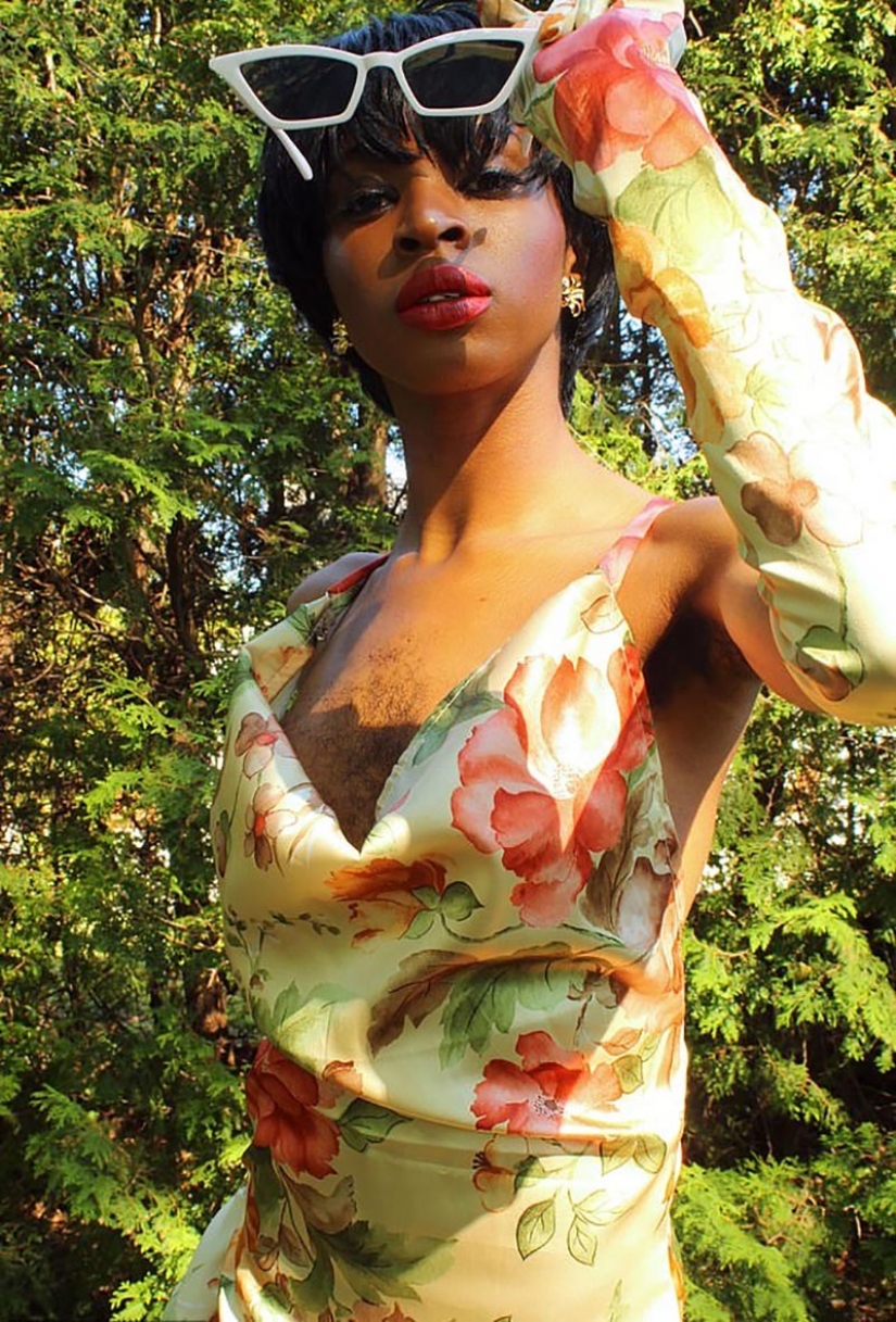 La chica con pelo en el pecho tomó a mí mismo por lo que soy y feliz La chica con pelo en el pecho tomó a mí mismo por lo que soy y feliz