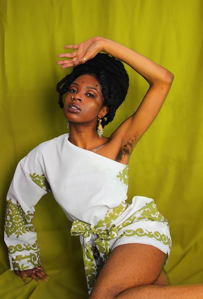 La chica con pelo en el pecho tomó a mí mismo por lo que soy y feliz La chica con pelo en el pecho tomó a mí mismo por lo que soy y feliz