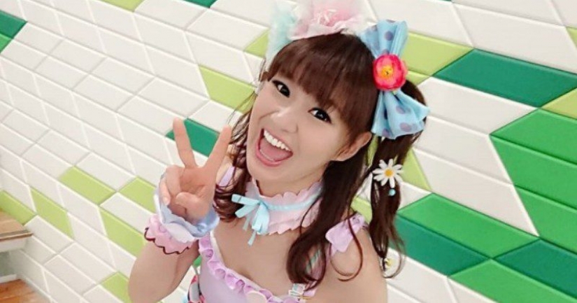 La chica Japonesa de cosplay en 50 años de distinguir de Colegialas