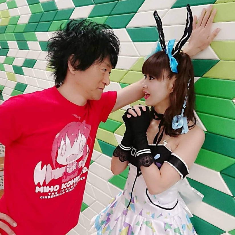 La chica Japonesa de cosplay en 50 años de distinguir de Colegialas