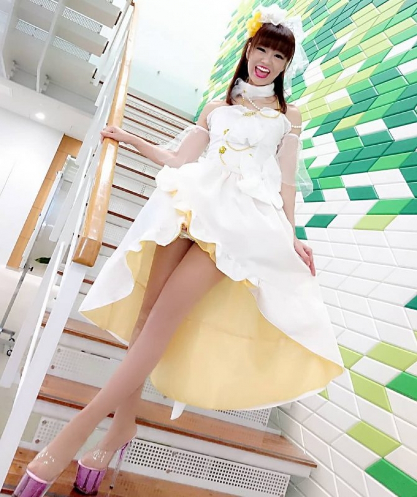 La chica Japonesa de cosplay en 50 años de distinguir de Colegialas