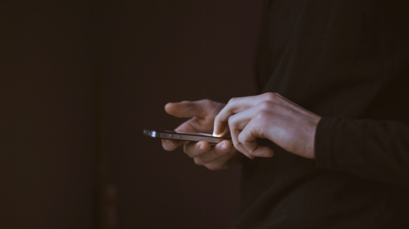 "La cubierta de la cámara del teléfono!": experto en seguridad de TI, me dijo cómo nos miran los servicios secretos