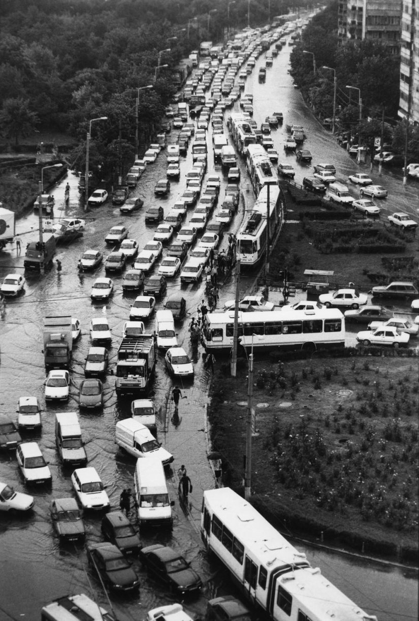 La dura Rumania de los años 90, donde los rebaños de ovejas bloqueaban las calles concurridas