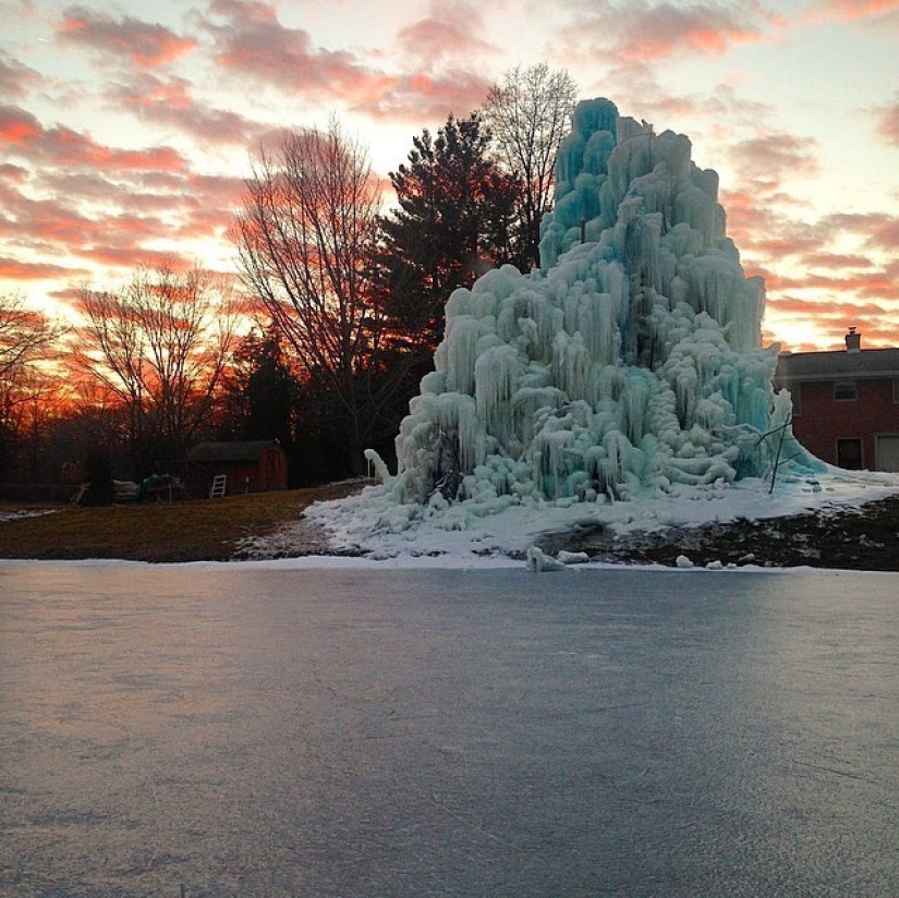 La familia construye una casa al lado de una enorme escultura de hielo cada Navidad La familia construye una casa al lado de una enorme escultura de hielo cada Navidad