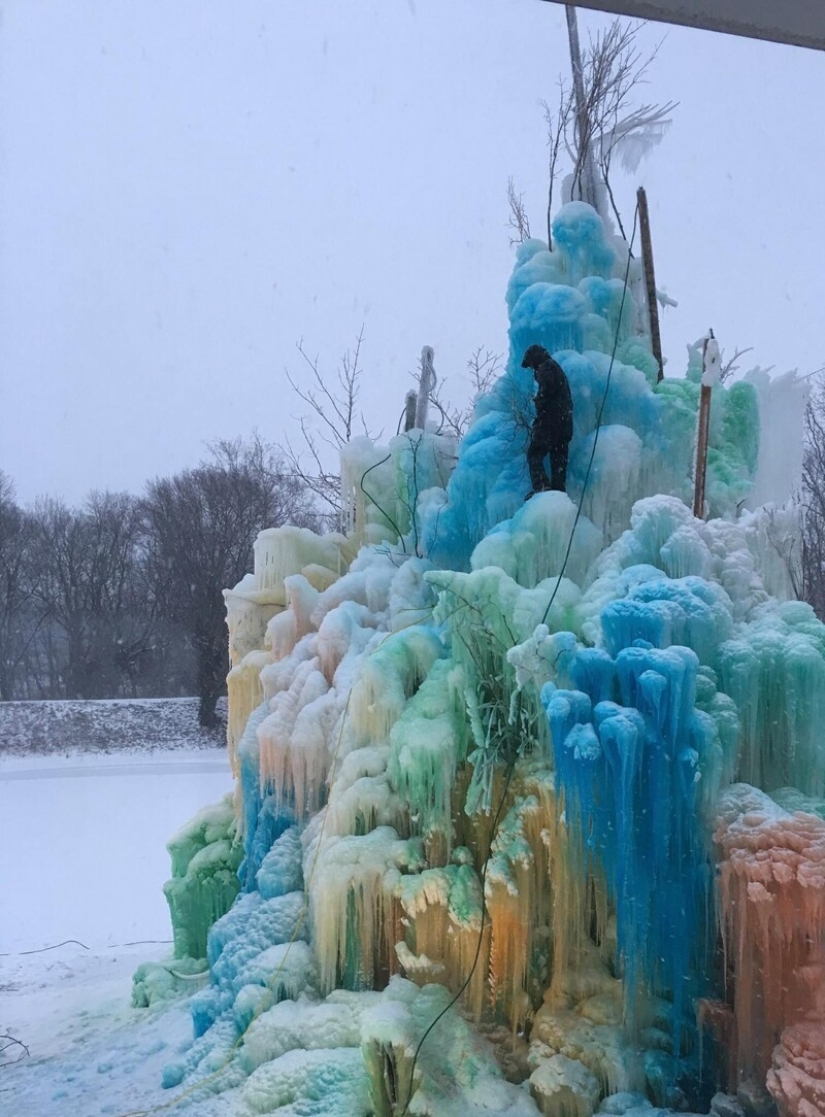 La familia construye una casa al lado de una enorme escultura de hielo cada Navidad La familia construye una casa al lado de una enorme escultura de hielo cada Navidad