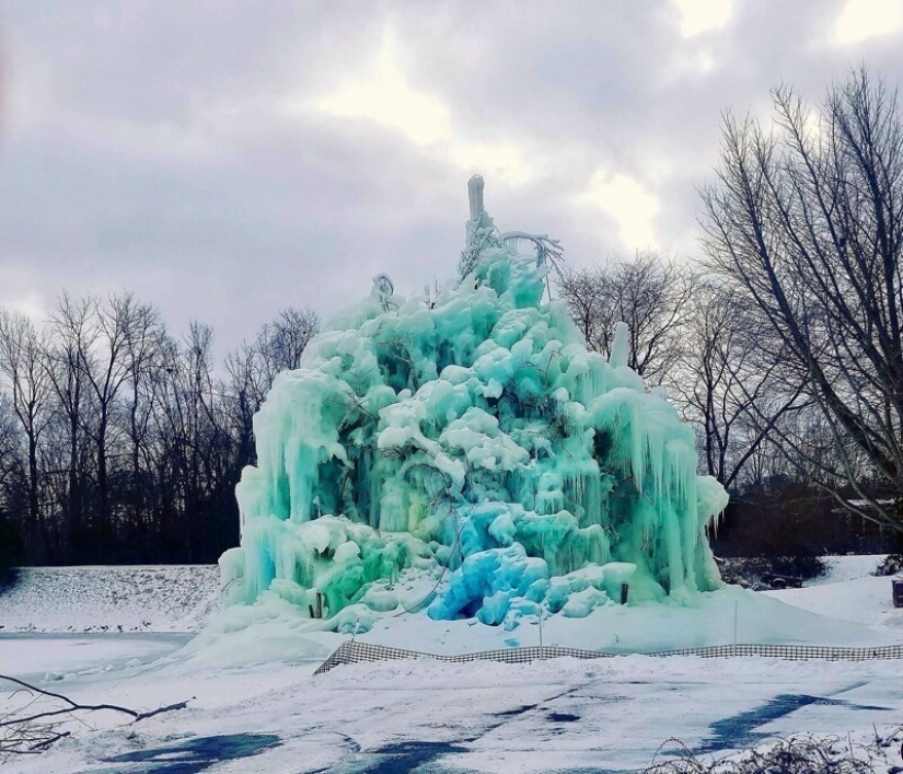 La familia construye una casa al lado de una enorme escultura de hielo cada Navidad La familia construye una casa al lado de una enorme escultura de hielo cada Navidad