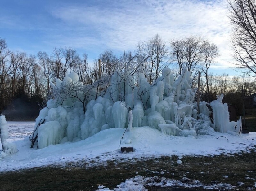 La familia construye una casa al lado de una enorme escultura de hielo cada Navidad La familia construye una casa al lado de una enorme escultura de hielo cada Navidad