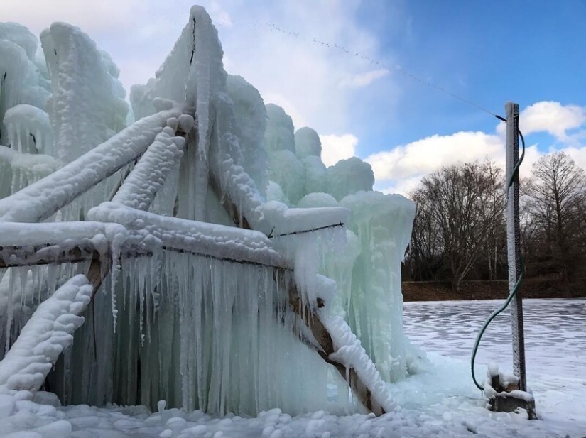 La familia construye una casa al lado de una enorme escultura de hielo cada Navidad La familia construye una casa al lado de una enorme escultura de hielo cada Navidad