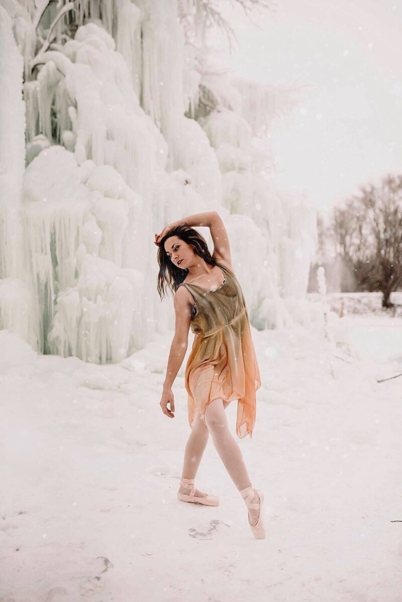 La familia construye una casa al lado de una enorme escultura de hielo cada Navidad La familia construye una casa al lado de una enorme escultura de hielo cada Navidad