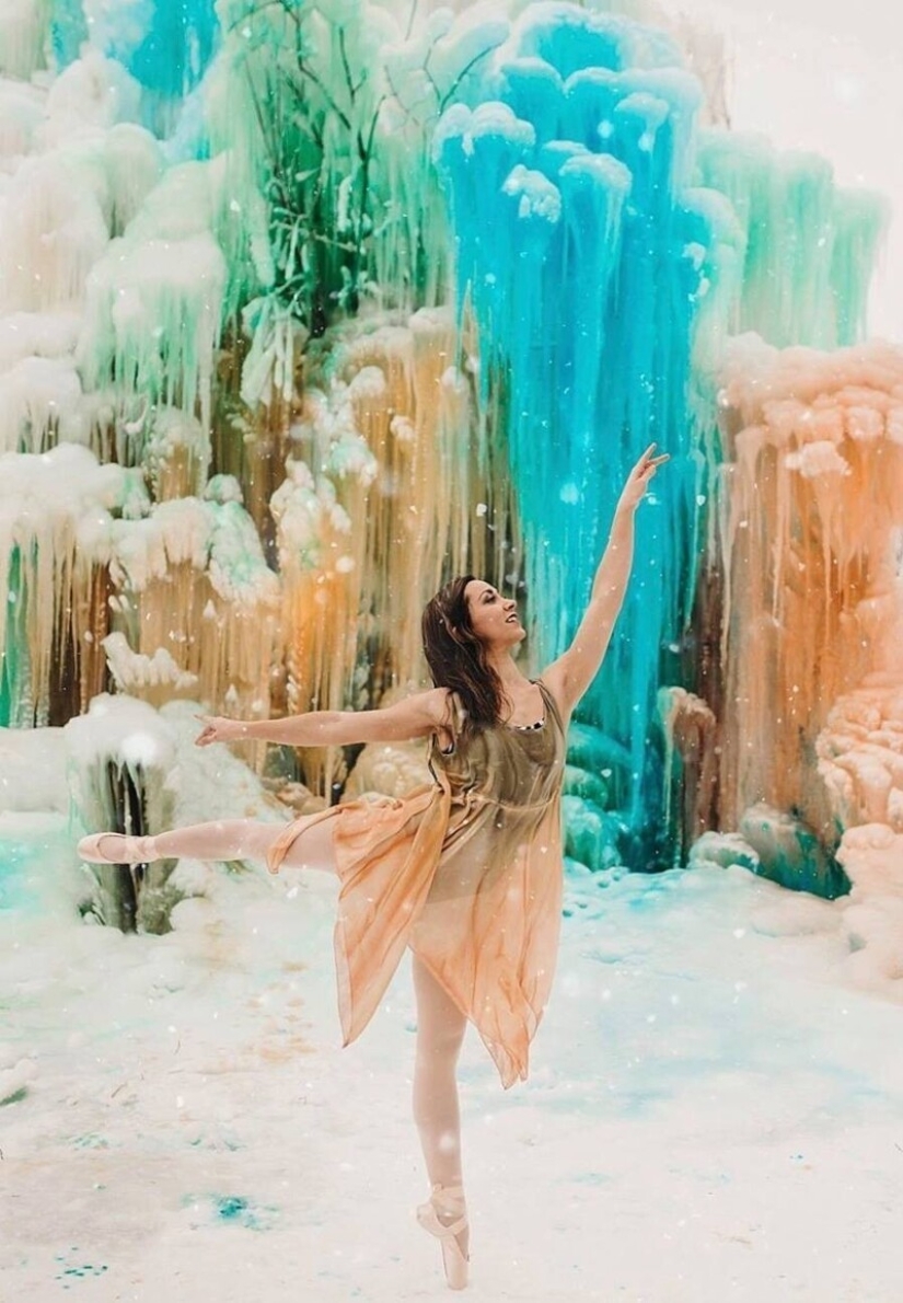 La familia construye una casa al lado de una enorme escultura de hielo cada Navidad La familia construye una casa al lado de una enorme escultura de hielo cada Navidad