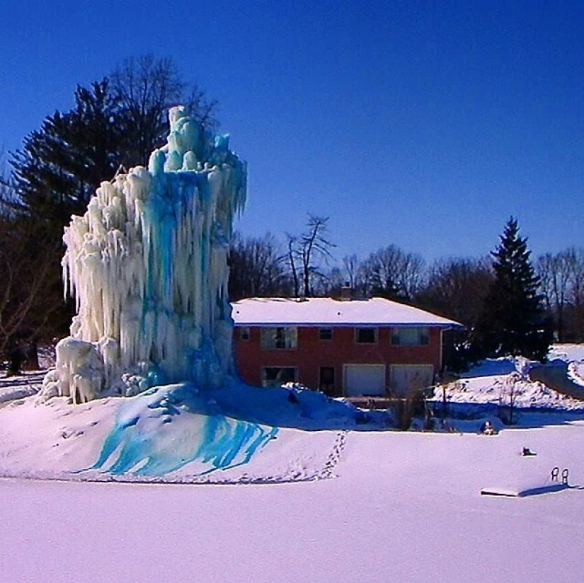 La familia construye una casa al lado de una enorme escultura de hielo cada Navidad La familia construye una casa al lado de una enorme escultura de hielo cada Navidad