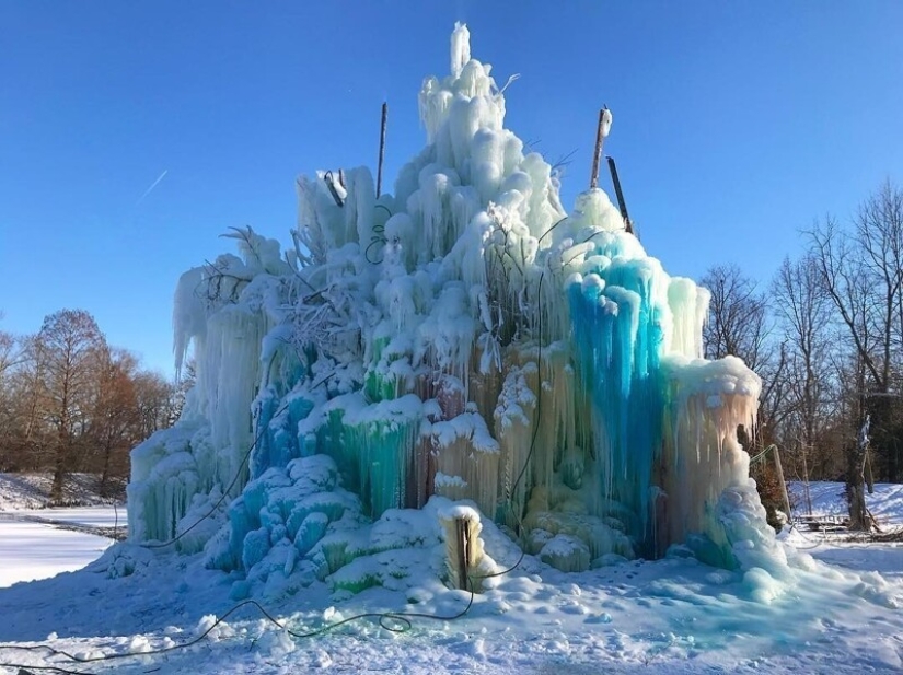 La familia construye una casa al lado de una enorme escultura de hielo cada Navidad La familia construye una casa al lado de una enorme escultura de hielo cada Navidad