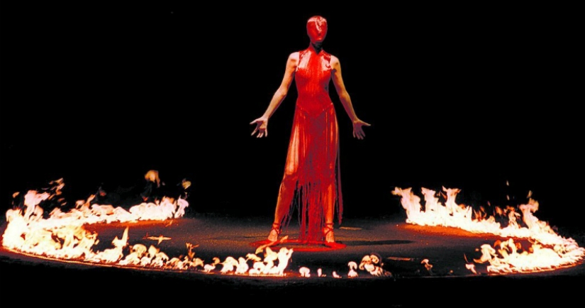 La historia de los desfiles de moda desde el modisto personal hasta el botón "Comprar" en Instagram