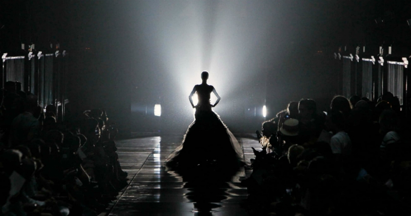 La historia de los desfiles de moda desde el modisto personal hasta el botón "Comprar" en Instagram