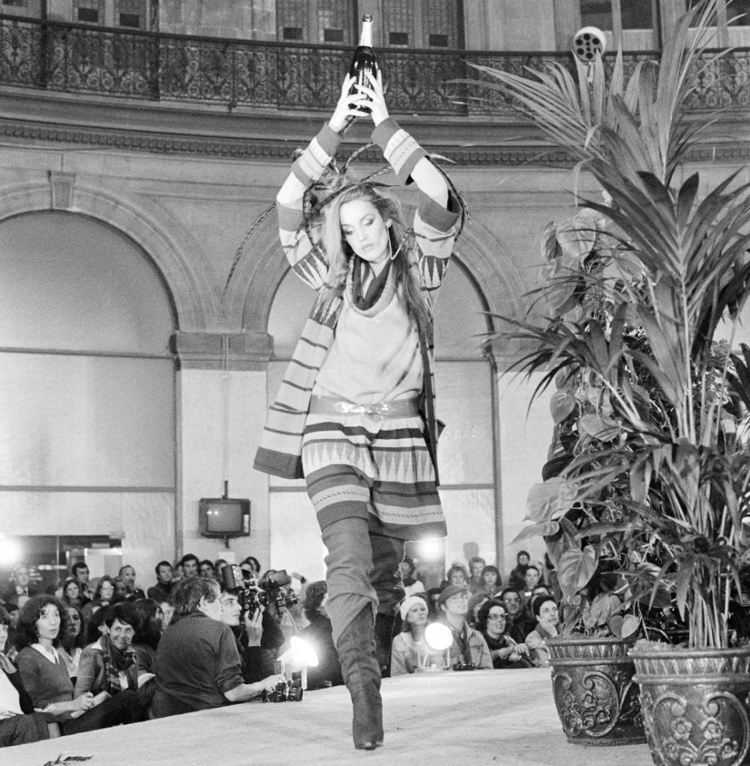 La historia de los desfiles de moda desde el modisto personal hasta el botón "Comprar" en Instagram