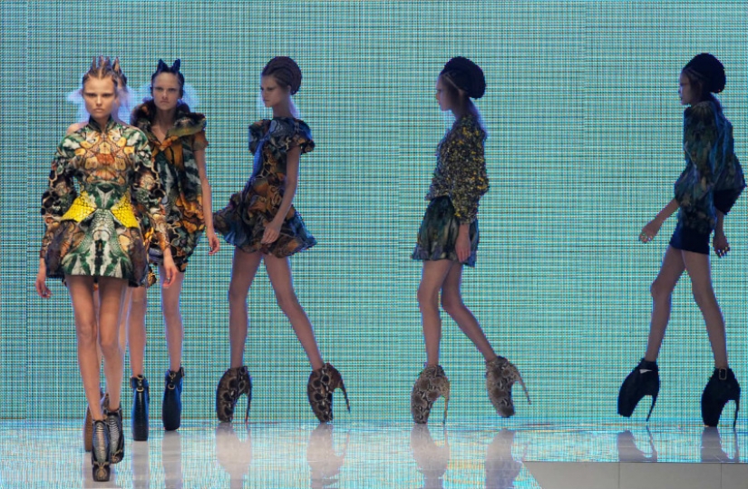 La historia de los desfiles de moda desde el modisto personal hasta el botón "Comprar" en Instagram