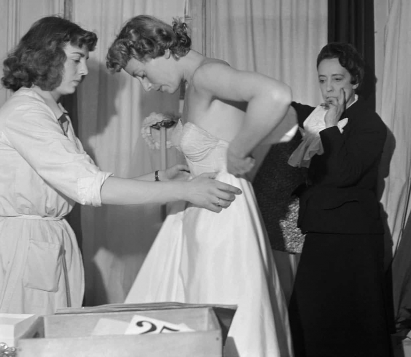 La historia de los desfiles de moda desde el modisto personal hasta el botón "Comprar" en Instagram