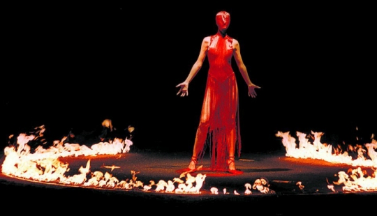 La historia de los desfiles de moda desde el modisto personal hasta el botón "Comprar" en Instagram La historia de los desfiles de moda desde el modisto personal hasta el botón "Comprar" en Instagram