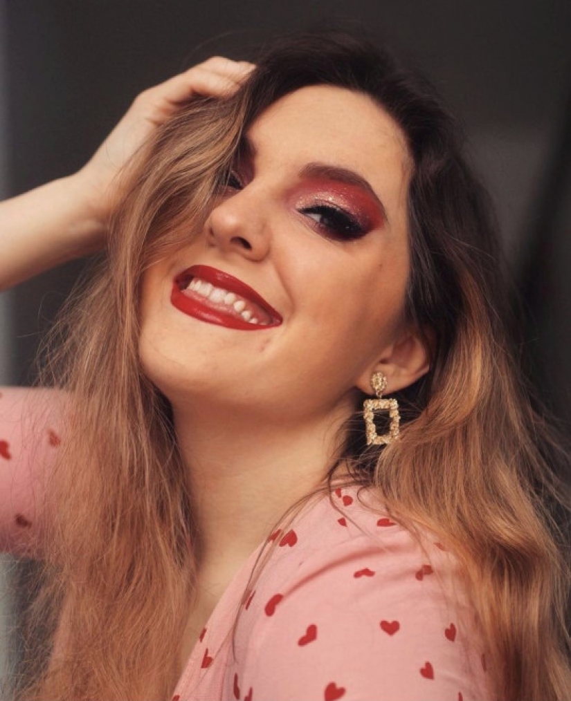 La inglesa, debido a una enfermedad rara, creció solo un pecho, pero esto no la hizo infeliz